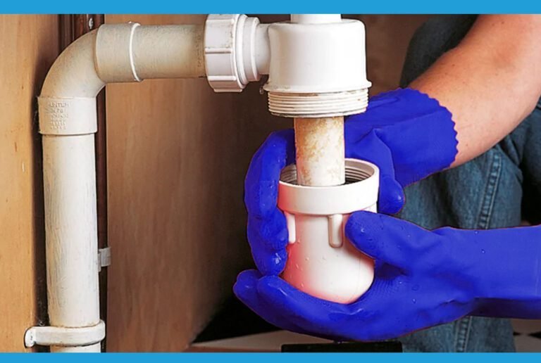 Plombier à Paris 19 en train de nettoyer un siphon bouché sous un évier - Service de débouchage rapide.