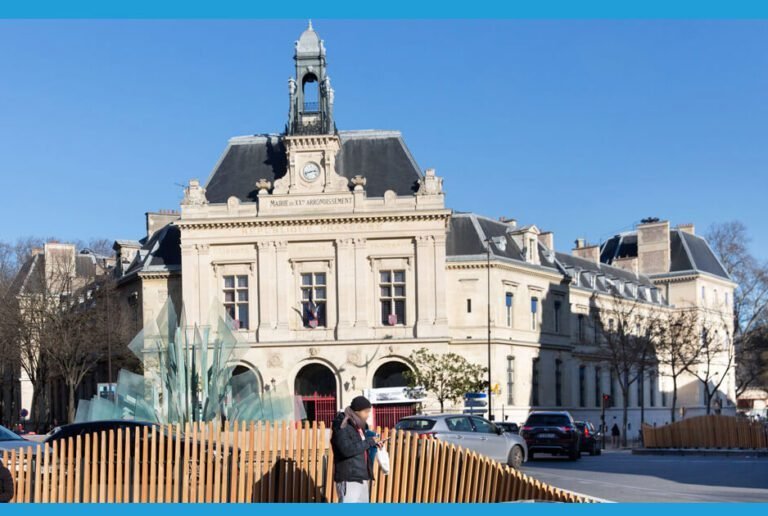Mairie du 20e arrondissement de Paris sous un ciel bleu, Desrech Fabbio Plombier Paris 19, services de plomberie à proximité.
