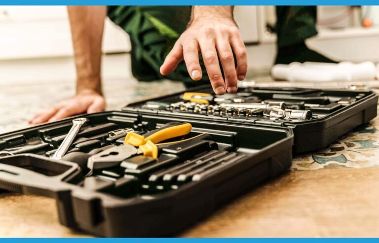 Boîte à outils de plombier ouverte, illustrant des services de plomberie adaptés aux besoins de Paris 19.